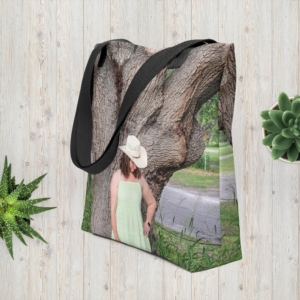 Mia Tote girls stand next to a large oak tree in a sundress and cowgirl hat